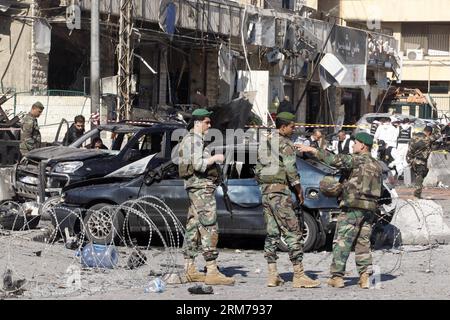 (140219) -- BEIRUT, 19 febbraio 2014 (Xinhua) -- i membri della sicurezza stanno di guardia vicino al sito di un'esplosione a Beirut, Libano, 19 febbraio 2014. Le Brigate Abdullah Azzam, un gruppo collegato ad al-Qaida, hanno rivendicato la responsabilità di esplosioni gemelle che hanno preso di mira la missione culturale iraniana nella capitale libanese Beirut mercoledì. Il ministro della sanità pubblica Wael Abou Faour ha messo il bilancio delle vittime delle esplosioni a cinque e ha detto che più di 80 altri sono rimasti feriti. (Xinhua/Koka)(hy) LEBANON-BEIRUT-TWIN BLASTS PUBLICATIONxNOTxINxCHN Beirut 19 febbraio 2014 i membri della sicurezza di XINHUA sono di guardia vicino al sito di un'esplosione a Beirut Foto Stock