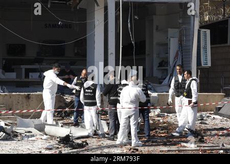 (140219) -- BEIRUT, 19 febbraio 2014 (Xinhua) -- il personale di polizia ispeziona il sito di un'esplosione a Beirut, Libano, 19 febbraio 2014. Le Brigate Abdullah Azzam, un gruppo collegato ad al-Qaida, hanno rivendicato la responsabilità di esplosioni gemelle che hanno preso di mira la missione culturale iraniana nella capitale libanese Beirut mercoledì. Il ministro della sanità pubblica Wael Abou Faour ha messo il bilancio delle vittime delle esplosioni a cinque e ha detto che più di 80 altri sono rimasti feriti. (Xinhua/Koka)(hy) LEBANON-BEIRUT-TWIN BLASTS PUBLICATIONxNOTxINxCHN Beirut 19 febbraio 2014 il personale della polizia di XINHUA ispeziona il sito di un'esplosione a Beirut Libano 19 febbraio 201 Foto Stock