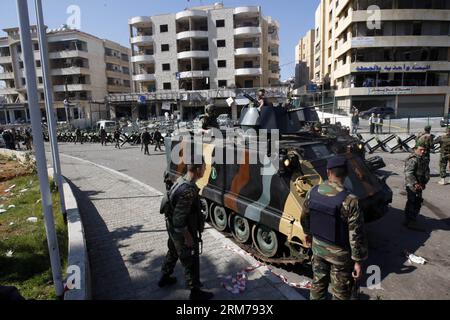 (140219) -- BEIRUT, 19 febbraio 2014 (Xinhua) -- i membri della sicurezza stanno di guardia vicino al sito di un'esplosione a Beirut, Libano, 19 febbraio 2014. Le Brigate Abdullah Azzam, un gruppo collegato ad al-Qaida, hanno rivendicato la responsabilità di esplosioni gemelle che hanno preso di mira la missione culturale iraniana nella capitale libanese Beirut mercoledì. Il ministro della sanità pubblica Wael Abou Faour ha messo il bilancio delle vittime delle esplosioni a cinque e ha detto che più di 80 altri sono rimasti feriti. (Xinhua/Koka)(hy) LEBANON-BEIRUT-TWIN BLASTS PUBLICATIONxNOTxINxCHN Beirut 19 febbraio 2014 i membri della sicurezza di XINHUA sono di guardia vicino al sito di un'esplosione a Beirut Foto Stock