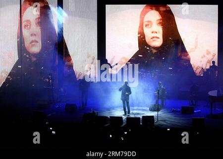 (140219) -- TEHERAN, 19 febbraio 2014 (Xinhua) -- musicisti iraniani si esibiscono in un concerto pop durante l'ultimo giorno del 29° Fadjr International Music Festival a Teheran, Iran, il 19 febbraio 2014. (Xinhua/Ahmad Halabisaz) IRAN-TEHERAN-MUSIC FESTIVAL PUBLICATIONxNOTxINxCHN TEHERAN 19 febbraio 2014 i musicisti iraniani XINHUA si esibiscono IN un concerto pop durante il Load Day del 29° Fadjr International Music Festival a TEHERAN Iran IL 19 febbraio 2014 XINHUA Ahmad Halabisaz Iran TEHERAN Music Festival PUBLICATIONXNOTXINXINXINXN Foto Stock