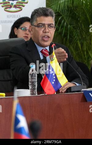 (140219) -- CARACAS, 19 febbraio 2014 (Xinhua) -- il ministro degli affari esteri venezuelano Elias Jaua partecipa a un incontro con gli ambasciatori della Comunità degli Stati latinoamericani e caraibici (CELAC), a Caracas, capitale del Venezuela, il 19 febbraio 2014. (Xinhua/Boris Vergara) VENEZUELA-CARACAS-POLITICS-ELIAS JAUA PUBLICATIONxNOTxINxCHN Caracas 19 febbraio 2014 XINHUA ministri degli affari esteri venezuelani Elias partecipa a un incontro con gli ambasciatori della Comunità degli Stati latinoamericani e caraibici a Caracas capitale del Venezuela IL 19 febbraio 2014 XINHUA Boris Vergara Venezuela Carac Foto Stock