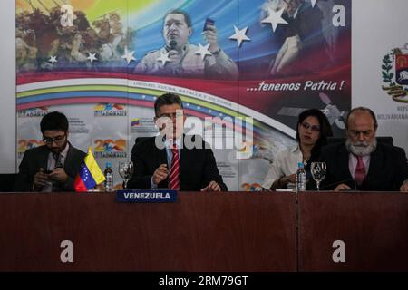 (140219) -- CARACAS, 19 febbraio 2014 (Xinhua) -- il ministro degli affari esteri venezuelano Elias Jaua (2nd L) partecipa a un incontro con gli ambasciatori della Comunità degli Stati latino-americani e dei Caraibi (CELAC), a Caracas, capitale del Venezuela, il 19 febbraio 2014. (Xinhua/Boris Vergara) VENEZUELA-CARACAS-POLITICS-ELIAS JAUA PUBLICATIONxNOTxINxCHN Caracas 19 febbraio 2014 XINHUA Ministri degli affari esteri venezuelani Elias 2nd l partecipa a un incontro con gli Ambasciatori della Comunità degli Stati latinoamericani e caraibici a Caracas capitale del Venezuela IL 19 febbraio 2014 XINHUA Boris Vergara V. Foto Stock