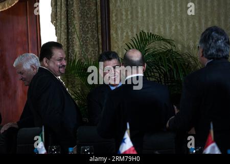 (140219) -- CARACAS, 19 febbraio 2014 (Xinhua) -- il ministro degli affari esteri venezuelano Elias Jaua (C) partecipa a un incontro con gli ambasciatori della Comunità degli Stati latino-americani e dei Caraibi (CELAC), a Caracas, capitale del Venezuela, il 19 febbraio 2014. (Xinhua/Boris Vergara) VENEZUELA-CARACAS-POLITICS-ELIAS JAUA PUBLICATIONxNOTxINxCHN Caracas 19 febbraio 2014 XINHUA ministri degli affari esteri venezuelani Elias C partecipa a un incontro con gli ambasciatori della Comunità degli Stati latinoamericani e caraibici a Caracas capitale del Venezuela IL 19 febbraio 2014 XINHUA Boris Vergara Venezuela Foto Stock