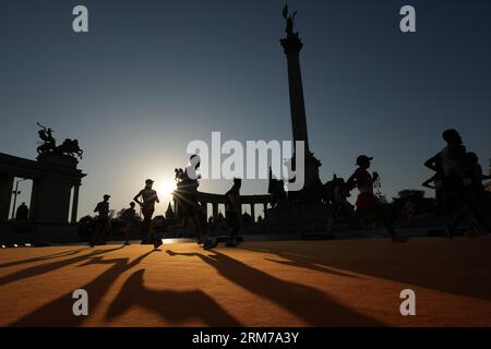 Budapest, Ungheria. 27 agosto 2023. Gli atleti gareggiano nella maratona maschile ai Campionati mondiali di atletica leggera di Budapest, Ungheria, 27 agosto 2023. Crediti: Zheng Huansong/Xinhua/Alamy Live News Foto Stock