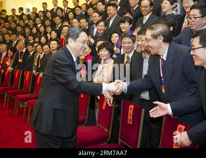 (140221) -- PECHINO, 21 febbraio 2014 (Xinhua) -- Yu Zhengsheng (L), presidente del Comitato nazionale della Conferenza politica consultiva del popolo cinese (CPPCC) e membro del Comitato permanente dell'Ufficio politico del Comitato centrale del Partito Comunista Cinese (PCC), incontra i consiglieri che partecipano alla prima sessione del settimo council of Western Returned Scholars Association (WRSA) e della Chinese Overseas-Educated Scholars Association (COSA) presso la sala grande del popolo a Pechino, capitale della Cina, 21 febbraio 2014. (Xinhua/Xie Huanchi) (zwx) CHINA-BEIJING-YU ZHENGSHENG-WRSA Foto Stock