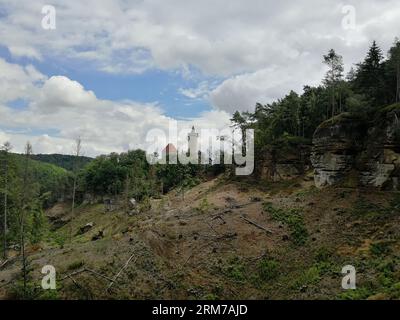 Kokorin, repubblica Ceca - 14 giugno 2023: Edificio storico castello medievale di Kokorin nelle foreste profonde della regione di Kokorinsko, Boemia, repubblica Ceca, nazionale Foto Stock