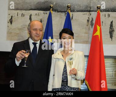 PECHINO, 21 febbraio 2014 - l'attrice cinese Zhou Xun (R) posa per foto con il ministro degli Esteri francese Laurent Fabius durante un'investitura presso l'Ambasciata di Francia a Pechino, capitale della Cina, 21 febbraio 2014. L'attrice cinese Zhou Xun è stata insignita della medaglia Chevalier nell'ordine delle Arti e delle lettere dal ministro degli Esteri francese Laurent Fabius qui venerdì per il suo contributo al cinema, al welfare pubblico e alle comunicazioni sino-francesi. (Xinhua) (cjq) CHINA-BEIJING-LAURENT FABIUS-ZHOU XUN-CHEVALIER MEDAL (CN) PUBLICATIONxNOTxINxCHN Pechino 21 febbraio 2014 l'attrice cinese Zhou Xun r poses for Photo with FR Foto Stock