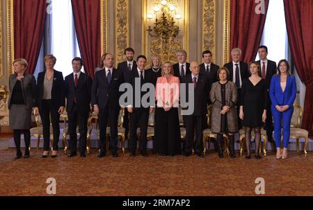 (140222) -- ROMA, 22 febbraio 2014 (Xinhua) -- Italia il nuovo primiere Matteo Renzi (5° L, fronte) posa per una foto di gruppo con il presidente italiano Giorgio Napolitano (4° R, fronte) e i membri del nuovo gabinetto nel palazzo del Quirinale a Roma, Italia, il 22 febbraio 2014. Il nuovo primo ministro italiano Matteo Renzi e i suoi ministri hanno prestato giuramento sabato prima del presidente italiano Giorgio Napolitano, iniziando il loro compito di accelerare le riforme e rilanciare l'economia in difficoltà. (Xinhua/Alberto Lingria) ITALIA-ROMA-NEW CABINET PUBLICATIONxNOTxINxCHN Roma 22 febbraio 2014 XINHUA Italia nuovo Primier Matteo Renzi 5t Foto Stock