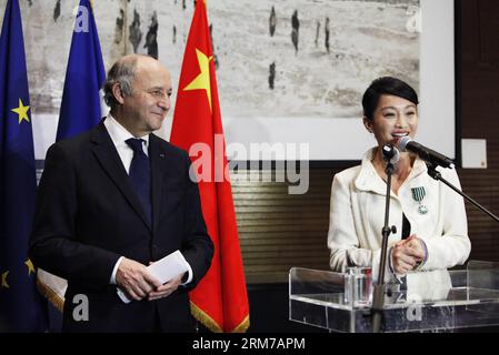 PECHINO, 21 febbraio 2014 - l'attrice cinese Zhou Xun (R) e il ministro degli Esteri francese Laurent Fabius partecipano a un'investitura presso l'Ambasciata di Francia a Pechino, capitale della Cina, 21 febbraio 2014. L'attrice cinese Zhou Xun è stata insignita della medaglia Chevalier nell'ordine delle Arti e delle lettere dal ministro degli Esteri francese Laurent Fabius qui venerdì per il suo contributo al cinema, al welfare pubblico e alle comunicazioni sino-francesi. (Xinhua/Gao Jing) (cjq) CHINA-BEIJING-LAURENT FABIUS-ZHOU MEDAGLIA XUN-CHEVALIER (CN) PUBLICATIONxNOTxINxCHN Pechino 21 febbraio 2014 l'attrice cinese Zhou Xun r e i ministri degli Esteri francesi la Foto Stock