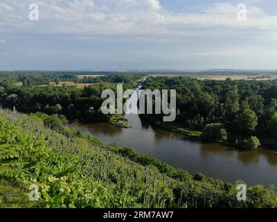 La confluenza del fiume Labe-Elba e del fiume Moldava con la città di Melnik, vicino a Praga, repubblica Ceca, vista panoramica aerea e mescolanza Foto Stock