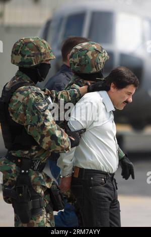(140222) -- CITTÀ DEL MESSICO, 22 febbraio 2014 (Xinhua) -- i soldati della Marina messicana scortano Joaquin Guzman Loera (1st R), alias El Chapo Guzman , leader del cartello di Sinaloa, durante il suo arrivo davanti alla stampa, all'hangar della Marina messicana a città del Messico, capitale del Messico, il 22 febbraio 2014. Sabato il presidente messicano Enrique pena Nieto ha confermato la cattura del signore della droga più ricercato del mondo, Joaquin Guzman Loera, conosciuto come El Chapo, nella località pacifica di Mazatlan. (Xinhua/Zhang Jiayang) (ce) (ah) MESSICO-SINALOA-DRUG LORD-CAPTUERE PUBLICATIONxNOTxINxCHN città del Messico 22 febbraio 2014 XINHUA MEXICA Foto Stock