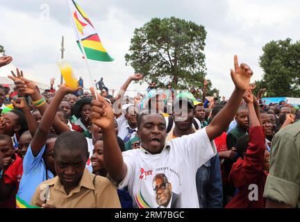 (140224) -- MARONDERA, 23 febbraio (Xinhua) -- gli zimbabwesi celebrano i 90 anni del loro presidente Robert Mugabe a Marondera, 75 km da Harare, Zimbabwe, 23 febbraio 2014. Mugabe, che ha compiuto 90 anni venerdì, rafforzando il suo record di presidente più anziano dell'Africa e uno dei regnanti più lunghi del continente. (Xinhua/Stringer) ZIMBABWE-MARONDERA-ROBERT MUGABE-90ESIMO COMPLEANNO PUBLICATIONxNOTxINxCHN Marondera 23 febbraio XINHUA festeggia il 90esimo compleanno del loro presidente Robert Mugabe A Marondera 75 km da Harare Zimbabwe 23 febbraio 2014 Mugabe che ha compiuto 90 IL venerdì rafforzando il suo record Foto Stock