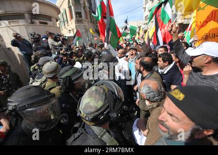 (140222) -- HEBRON, 22 febbraio 2014 (Xinhua) -- i manifestanti palestinesi si scontrano con i soldati israeliani nella città di Hebron in Cisgiordania il 21 febbraio 2014, durante una manifestazione che chiedeva di aprire la strada di al-Shuhada, parzialmente chiusa dopo un massacro della moschea del 1994 quando un colono sparò e uccise 29 fedeli musulmani. (Xinhua/Mamoun Wazwaz) MIDEAST-HEBRON-CLASHES PUBLICATIONxNOTxINxCHN Hebron 22 febbraio 2014 i manifestanti PALESTINESI DI XINHUA si scontrano con i soldati israeliani nella città di Hebron IN CISGIORDANIA IL 21 febbraio 2014 durante una dimostrazione che chiama ad aprire al Shuhada Street che ciò che ha parzialmente chiuso Foto Stock