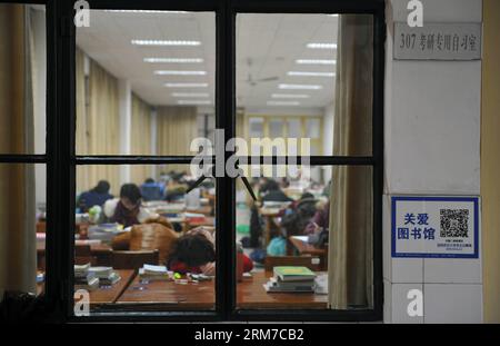 CHANGSHA, 24 febbraio 2014 - gli studenti studiano in una stanza della biblioteca della Hunan Normal University a Changsha, capitale della provincia di Hunan, 24 febbraio 2014. La biblioteca dispone di tre sale per gli studenti che si preparano a sostenere gli esami post-laurea. I posti a sedere delle sale sono distribuiti ai college in base alle loro esigenze. Gli studenti possono ottenere un posto tramite la lotteria con le carte dei posti a sedere o condividendo un posto con altri. Il nuovo modo di assegnazione dei posti consente agli studenti di risparmiare tempo e riduce il comportamento di non autorizzazione. (Xinhua/li GA) (zkr) CINA-CHANGSHA-STUDIO-AUTO-CAMERA-POSTO FISSO(CN) PUBLICATIONxNOTxINxCHN Changsha Feb Foto Stock