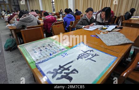 CHANGSHA, 24 febbraio 2014 - gli studenti studiano nella biblioteca della Hunan Normal University a Changsha, capitale della provincia di Hunan, 24 febbraio 2014. La biblioteca dispone di tre sale per gli studenti che si preparano a sostenere gli esami post-laurea. I posti a sedere delle sale sono distribuiti ai college in base alle loro esigenze. Gli studenti possono ottenere un posto tramite la lotteria con le carte dei posti a sedere o condividendo un posto con altri. Il nuovo modo di assegnazione dei posti consente agli studenti di risparmiare tempo e riduce il comportamento di non autorizzazione. (Xinhua/li GA) (zkr) CHINA-CHANGSHA-SELF-STUDY ROOM-FIXED SEAT(CN) PUBLICATIONxNOTxINxCHN Changsha Feb 24 2014 S Foto Stock