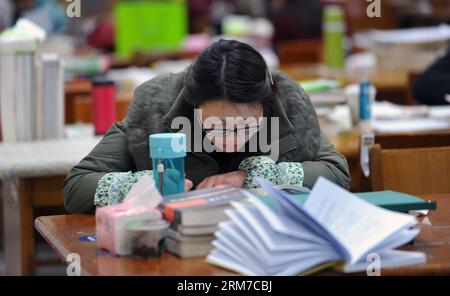 CHANGSHA, 24 febbraio 2014 - Uno studente studia nella biblioteca della Hunan Normal University a Changsha, capitale della provincia di Hunan, 24 febbraio 2014. La biblioteca dispone di tre sale per gli studenti che si preparano a sostenere gli esami post-laurea. I posti a sedere delle sale sono distribuiti ai college in base alle loro esigenze. Gli studenti possono ottenere un posto tramite la lotteria con le carte dei posti a sedere o condividendo un posto con altri. Il nuovo modo di assegnazione dei posti consente agli studenti di risparmiare tempo e riduce il comportamento di non autorizzazione. (Xinhua/li GA) (zkr) CHINA-CHANGSHA-SELF-STUDY ROOM-FIXED SEAT(CN) PUBLICATIONxNOTxINxCHN Changsha 24 febbraio 201 Foto Stock