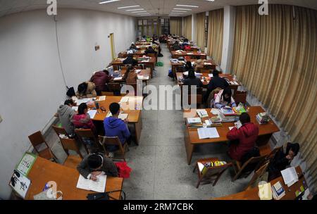 CHANGSHA, 24 febbraio 2014 - gli studenti studiano nella biblioteca della Hunan Normal University a Changsha, capitale della provincia di Hunan, 24 febbraio 2014. La biblioteca dispone di tre sale per gli studenti che si preparano a sostenere gli esami post-laurea. I posti a sedere delle sale sono distribuiti ai college in base alle loro esigenze. Gli studenti possono ottenere un posto tramite la lotteria con le carte dei posti a sedere o condividendo un posto con altri. Il nuovo modo di assegnazione dei posti consente agli studenti di risparmiare tempo e riduce il comportamento di non autorizzazione. (Xinhua/li GA) (zkr) CHINA-CHANGSHA-SELF-STUDY ROOM-FIXED SEAT(CN) PUBLICATIONxNOTxINxCHN Changsha Feb 24 2014 S Foto Stock