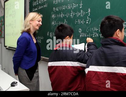 (140225) -- SHANGHAI, Feb. 25, 2014 (Xinhua) -- Elizabeth Truss, sottosegretario di Stato del Parlamento britannico per l'istruzione e l'assistenza all'infanzia, partecipa a una lezione a Shanghai, Cina orientale, 25 febbraio 2014. Per avere un'idea di un'educazione matematica di successo a Shanghai, una delegazione educativa britannica guidata da Elizabeth Truss ha visitato tre scuole a Shanghai martedì. (Xinhua/Liu Ying) (zkr) CHINA-SHANGHAI-ELIZABETH TRUSS-LESSON(CN) PUBLICATIONxNOTxINxCHN Shanghai Feb 25 2014 XINHUA Elizabeth Truss Sottosegretario di Stato britannico per l'istruzione e l'assistenza all'infanzia partecipa a una lezione a Shangha Foto Stock