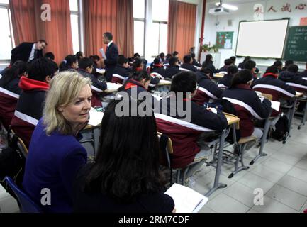 (140225) -- SHANGHAI, Feb. 25, 2014 (Xinhua) -- Elizabeth Truss, sottosegretario di Stato del Parlamento britannico per l'istruzione e l'assistenza all'infanzia, partecipa a una lezione a Shanghai, Cina orientale, 25 febbraio 2014. Per avere un'idea di un'educazione matematica di successo a Shanghai, una delegazione educativa britannica guidata da Elizabeth Truss ha visitato tre scuole a Shanghai martedì. (Xinhua/Liu Ying) (zkr) CHINA-SHANGHAI-ELIZABETH TRUSS-LESSON(CN) PUBLICATIONxNOTxINxCHN Shanghai Feb 25 2014 XINHUA Elizabeth Truss Sottosegretario di Stato britannico per l'istruzione e l'assistenza all'infanzia partecipa a una lezione a Shangha Foto Stock