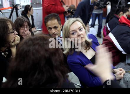 (140225) -- SHANGHAI, Feb. 25, 2014 (Xinhua) -- Elizabeth Truss, sottosegretario di Stato del Parlamento britannico per l'istruzione e l'assistenza all'infanzia, partecipa a una lezione a Shanghai, Cina orientale, 25 febbraio 2014. Per avere un'idea di un'educazione matematica di successo a Shanghai, una delegazione educativa britannica guidata da Elizabeth Truss ha visitato tre scuole a Shanghai martedì. (Xinhua/Liu Ying) (zkr) CHINA-SHANGHAI-ELIZABETH TRUSS-LESSON(CN) PUBLICATIONxNOTxINxCHN Shanghai Feb 25 2014 XINHUA Elizabeth Truss Sottosegretario di Stato britannico per l'istruzione e l'assistenza all'infanzia partecipa a una lezione a Shangha Foto Stock