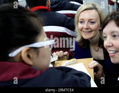 (140225) -- SHANGHAI, 25 febbraio 2014 (Xinhua) -- Elizabeth Truss, sottosegretario di Stato del Parlamento britannico per l'istruzione e l'assistenza all'infanzia, parla con uno studente a Shanghai, Cina orientale, 25 febbraio 2014. Per avere un'idea di un'educazione matematica di successo a Shanghai, una delegazione educativa britannica guidata da Elizabeth Truss ha visitato tre scuole a Shanghai martedì. (Xinhua/Liu Ying) (zkr) CHINA-SHANGHAI-ELIZABETH TRUSS-LESSON(CN) PUBLICATIONxNOTxINxCHN Shanghai Feb 25 2014 XINHUA Elizabeth Truss Parlamento britannico Sottosegretario di Stato per l'istruzione e l'assistenza all'infanzia parla con uno studente in Foto Stock