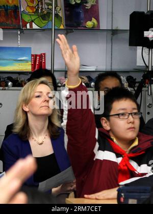 (140225) -- SHANGHAI, Feb. 25, 2014 (Xinhua) -- Elizabeth Truss, sottosegretario di Stato del Parlamento britannico per l'istruzione e l'assistenza all'infanzia, partecipa a una lezione a Shanghai, Cina orientale, 25 febbraio 2014. Per avere un'idea di un'educazione matematica di successo a Shanghai, una delegazione educativa britannica guidata da Elizabeth Truss ha visitato tre scuole a Shanghai martedì. (Xinhua/Liu Ying) (zkr) CHINA-SHANGHAI-ELIZABETH TRUSS-LESSON(CN) PUBLICATIONxNOTxINxCHN Shanghai Feb 25 2014 XINHUA Elizabeth Truss Sottosegretario di Stato britannico per l'istruzione e l'assistenza all'infanzia partecipa a una lezione a Shangha Foto Stock