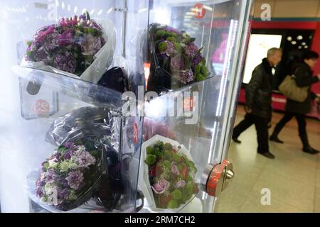 (140225) -- SHANGHAI, Feb. 25, 2014 (Xinhua) -- foto scattata il 25 Feb. 2014 mostra un distributore automatico di fiori in una stazione della metropolitana nella Shanghai orientale della Cina, Feb. 25, 2014. Attraverso il distributore automatico, le persone possono ottenere fiori comodamente dopo aver inserito il denaro per il pagamento. (Xinhua/Lai Xinlin) (mt) CHINA-SHANGHAI-FLOWER VENDING MACHINE (CN) PUBLICATIONxNOTxINxCHN Shanghai Feb 25 2014 XINHUA foto scattata IL 25 2014 febbraio mostra un distributore automatico di fiori IN una stazione della metropolitana nella Cina orientale Shanghai Feb 25 2014 attraverso il distributore automatico le celebrità POSSONO ottenere fiori dopo aver inserito denaro per il pagamento XINH Foto Stock