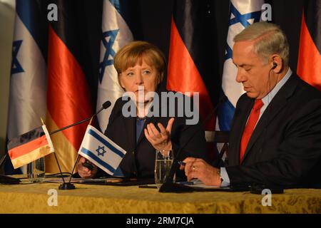 (140225) -- NETANYAHU, 25 febbraio 2014 (Xinhua) -- il primo ministro israeliano Benjamin Netanyahu (R) e la cancelliera tedesca in visita Angela Merkel partecipano a una conferenza stampa al King David Hotel di Gerusalemme, il 25 febbraio 2014. La Merkel è in visita 24 ore in Israele, guidando 16 ministri dal suo gabinetto. (Xinhua/li Rui) (djj) ISRAEL-NETANYAHU-GERMANY-MERKEL-MEETING PUBLICATIONxNOTxINxCHN Netanyahu Feb 25 2014 XINHUA i primi ministri israeliani Benjamin Netanyahu r e la cancelliera tedesca in visita Angela Merkel partecipano a una conferenza stampa al King David Hotel di Gerusalemme IL 25 2014 febbraio Merkel È SU un 24 Foto Stock