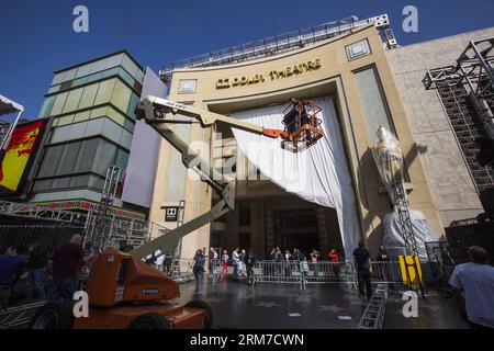 LOS ANGELES, 25 febbraio 2014 (Xinhua) -- i lavoratori hanno allestito il palco di fronte al Dolby Theater in preparazione dei prossimi 86th Academy Awards a Hollywood di Los Angeles, Stati Uniti, 25 febbraio 2014. Il 86° Academy Awards si terrà il 2 marzo 2014. (Xinhua/Zhao Hanrong) (zhf) US-LOS ANGELES-OSCAR-PREPARATIONS PUBLICATIONxNOTxINxCHN Los Angeles febbraio 25 2014 i lavoratori di XINHUA hanno allestito lo Stage davanti al Dolby Theatre in preparazione dei prossimi 86th Academy Awards a Hollywood di Los Angeles gli Stati Uniti febbraio 25 2014 il 86th Academy Awards sarà eroe A marzo Foto Stock