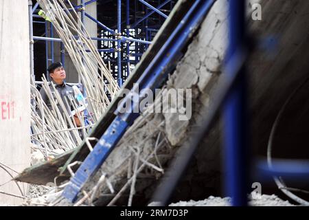 (140226) -- SAMUT PRAKAN, 26 febbraio 2014 (Xinhua) -- la polizia indaga sul sito di un crollo edilizio nella provincia di Samut Prakan, 26 febbraio 2014. Una trave di cemento di un edificio ospedaliero in costruzione nella provincia di Samut Prakan della Thailandia centrale è crollata martedì, lasciando almeno 11 morti e 17 altri feriti, i media locali hanno riferito. [Xinhua/Rachen Sageamsak)(zhf) THAILANDIA-SAMUT PRAKAN-CONSTRUCTION-COLLAPSE PUBLICATIONXNOTXINXCHN Samut Prakan febbraio 26 2014 la polizia di XINHUA indaga sul sito di un crollo di costruzione nel paese della Thailandia centrale nella provincia di Samut Prakan Fe Foto Stock