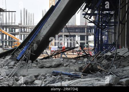 (140226) -- SAMUT PRAKAN, 26 febbraio 2014 (Xinhua) -- Un operaio cammina sul sito di un crollo di costruzione nella provincia di Samut Prakan, nella Thailandia centrale, 26 febbraio 2014. Una trave di cemento di un edificio ospedaliero in costruzione nella provincia di Samut Prakan della Thailandia centrale è crollata martedì, lasciando almeno 11 morti e 17 altri feriti, i media locali hanno riferito. (Xinhua/Rachen Sageamsak)(zhf) THAILANDIA-SAMUT PRAKAN-CONSTRUCTION-COLLAPSE PUBLICATIONxNOTxINxCHN Samut Prakan febbraio 26 2014 XINHUA a Worker Walks AT the Site of a Construction Collapse in Central Thai Country S Samut Prakan Province Feb Foto Stock