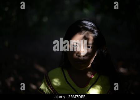 La foto scattata il 24 febbraio 2014 mostra una ragazza del gruppo etnico Ngabe Bugle nella regione indigena Ngabe Bugle, 450 km a ovest di Panama, capitale di Panama. La regione indigena di Ngabe Bugle si trova nella regione occidentale di Panama e copre un'area di 6.968 km quadrati, con il 91% della sua popolazione che vive in estrema povertà. I leader indigeni della regione di Ngabe Bugle hanno dichiarato un allarme nazionale , a causa dell' avviso di sfratto emesso da una società che sta sviluppando il progetto idroelettrico Barro Blanco . Il progetto utilizzerà l'acqua del fiume Tabasara in provincia di Chiriqui, che W Foto Stock