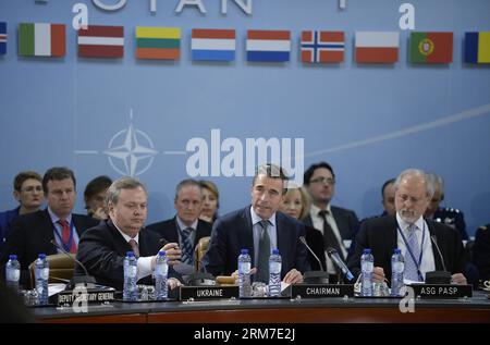(140227) -- BRUXELLES, 27 febbraio 2014 (Xinhua) -- il Segretario generale della NATO Anders Fogh Rasmussen (C, fronte) e il primo Vice Ministro della difesa ucraino Oleksandr Oliynyk (L, fronte) partecipano alla riunione della Commissione NATO-Ucraina durante la riunione dei Ministri della difesa della NATO di 2 giorni presso la sua sede centrale a Bruxelles, capitale del Belgio, 27 febbraio 2014. (Xinhua/Ye Pingfan) BELGIO-BRUXELLES-NATO-RIUNIONE DEI MINISTRI DELLA DIFESA-UCRAINA PUBLICATIONxNOTxINxCHN Bruxelles febbraio 27 2014 XINHUA Segretario generale della NATO Anders Fogh Rasmussen fronte C e primo Vice Ministri della difesa Ucraina Oleksandr l fronte presenziano al Foto Stock
