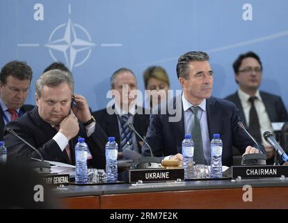 (140227) -- BRUXELLES, 27 febbraio 2014 (Xinhua) -- il Segretario generale della NATO Anders Fogh Rasmussen (R, fronte) e il primo Vice Ministro della difesa ucraino Oleksandr Oliynyk (L, fronte) partecipano alla riunione della Commissione NATO-Ucraina durante la riunione dei Ministri della difesa della NATO di 2 giorni presso la sua sede centrale a Bruxelles, capitale del Belgio, 27 febbraio 2014. (Xinhua/Ye Pingfan) BELGIO-BRUXELLES-NATO-RIUNIONE DEI MINISTRI DELLA DIFESA-UCRAINA PUBLICATIONxNOTxINxCHN Bruxelles febbraio 27 2014 XINHUA Segretario generale della NATO Anders Fogh Rasmussen r Front e I primi Vice Ministri della difesa ucraini Oleksandr l Front assistono al Foto Stock