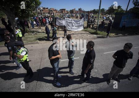 (140227) -- BUENOS AIRES, 27 febbraio 2014 (Xinhua) -- poliziotti metropolitani sorvegliano una proprietà vicino al Parque Indoamericano nel quartiere di Villa Lugano a Buenos Aires, Argentina, il 27 febbraio 2014. Secondo la stampa locale, il governo della città sta negoziando con le famiglie che occupano la terra in modo irregolare per sfrattarla senza incidenti. (Xinhua/Martin Zabala) (jg) (ce) ARGENTINA-BUENOS AIRES-POOR COMMUNITY-SFRICTION PUBLICATIONxNOTxINxCHN Buenos Aires Feb 27 2014 Guardia di polizia metropolitana di XINHUA una proprietà vicino a Parque in zona Villa Lugano a Buenos Aires Argentina ON F. Foto Stock