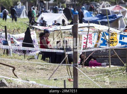 (140227) -- BUENOS AIRES, 27 febbraio 2014 (Xinhua) -- le persone soggiornano in una proprietà vicino al Parque Indoamericano nel quartiere di Villa Lugano a Buenos Aires, Argentina, il 27 febbraio 2014. Secondo la stampa locale, il governo della città sta negoziando con le famiglie che occupano la terra in modo irregolare per sfrattarla senza incidenti. (Xinhua/Martin Zabala) (jg) (ce) ARGENTINA-BUENOS AIRES-POOR COMMUNITY-SFRICTION PUBLICATIONxNOTxINxCHN Buenos Aires Feb 27 2014 le celebrità di XINHUA soggiornano in una struttura vicino a Parque in Villa Lugano in zona Buenos Aires Argentina IL 27 2014 Feb Foto Stock