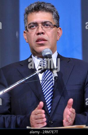 (140227) -- BUENOS AIRES, 27 febbraio 2014 (Xinhua) -- il ministro degli Esteri venezuelano Elias Jaua (L) e il ministro degli Esteri argentino Hector Timerman (non nella foto) partecipano a una conferenza stampa presso il Government House di Buenos Aires, capitale dell'Argentina, il 27 febbraio 2014. (Xinhua/Victoria Egurza/TELAM) (jg) (sp) ARGENTINA-BUENOS AIRES-VENEZUELA-FM-VISIT PUBLICATIONxNOTxINxCHN Buenos Aires Feb 27 2014 XINHUA i ministri degli Esteri venezuelani Elias l e i ministri degli Esteri argentini Hector Not in the Picture partecipano a una conferenza stampa PRESSO il Government House di Buenos Aires, capitale dell'Arge Foto Stock