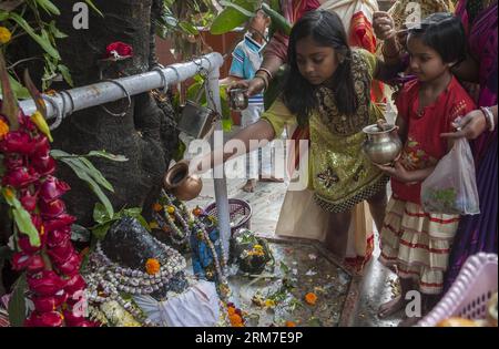 (140228) -- CALCUTTA, 28 febbraio 2014 (Xinhua) -- i devoti indù indiani versano latte su un idolo del signore Shiva durante il festival Maha Shivratri in un tempio di Calcutta, capitale dello stato indiano orientale del Bengala occidentale, 28 febbraio 2014. Maha Shivaratri, che può essere tradotto nella grande notte del Signore Shiva, segna la notte in cui si ricreò con poteri divini. Gli indù celebrano il festival Maha Shivratri offrendo preghiere speciali al Signore Shiva e al digiuno. (Xinhua/Tumpa Mondal) INDIA-CALCUTTA-SHIVRATRI PUBLICATIONxNOTxINxCHN Calcutta febbraio 28 2014 i devoti indù indiani di XINHUA versano il latte sull'idolo di L. Foto Stock