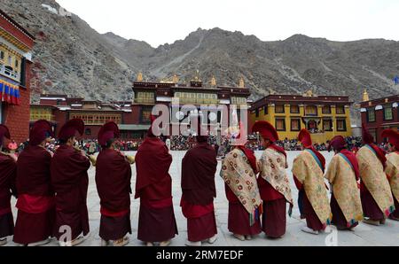 (140228) -- LHASA, 28 febbraio 2014 (Xinhua) -- i membri di una banda buddista tibetana si esibiscono durante un rituale di danza Cham tenuto per celebrare l'imminente Losar presso il monastero di Tsurphu nella contea di Lhasa, capitale della regione autonoma Tibet del sud-ovest della Cina, 28 febbraio 2014. La danza Cham è un rituale eseguito dai monaci buddisti tibetani per esorcizzare gli spiriti maligni. I ballerini indossano maschere di vari animali e figure mitiche mentre si esibiscono con l'accompagnamento della musica religiosa. Al monastero di Tsurphu, una base principale della scuola Kagyu nel buddhismo tibetano, la danza Cham è di solito eseguita Foto Stock