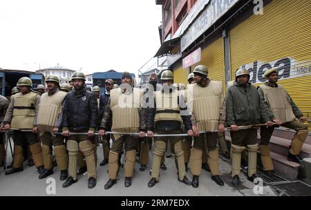 (140228) -- SRINAGAR, 28 febbraio 2014 (Xinhua) -- i poliziotti indiani bloccano una strada per impedire una protesta del gruppo pro-indipendente Jammu and Kashmir Liberation Front (JKLF) a Srinagar, la capitale estiva del Kashmir controllato dagli indiani, 28 febbraio 2014. Venerdì la polizia indiana ha arrestato un leader separatista di alto livello e i suoi attivisti nel Kashmir controllato dagli indiani e ha impedito loro di intraprendere una marcia per chiedere giustizia alle vittime del falso caso di scontro a fuoco di Pathribal. (Xinhua/Javed Dar) (zjl) KASHMIR-SRINAGAR-PROTEST PUBLICATIONxNOTxINxCHN Srinagar febbraio 28 2014 i poliziotti indiani XINHUA bloccano una strada a Pre Foto Stock