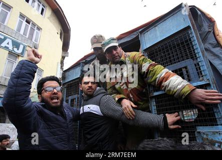 (140228) -- SRINAGAR, 28 febbraio 2014 (Xinhua) -- i sostenitori del gruppo pro-indipendente Jammu e del fronte di Liberazione del Kashmir (JKLF) gridano slogan in quanto sono detenuti dalla polizia indiana durante una protesta a Srinagar, la capitale estiva del Kashmir controllato dagli indiani, 28 febbraio 2014. Venerdì la polizia indiana ha arrestato un leader separatista di alto livello e i suoi attivisti nel Kashmir controllato dagli indiani e ha impedito loro di intraprendere una marcia per chiedere giustizia alle vittime del falso caso di scontro a fuoco di Pathribal. (Xinhua/Javed Dar) (zjl) KASHMIR-SRINAGAR-PROTEST PUBLICATIONxNOTxINxCHN Srinagar febbraio 28 2014 sostenitori DI XINHUA Foto Stock