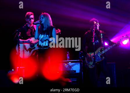 (140228) -- NANJING, Feb. 28, 2014 (Xinhua) -- la cantante canadese Avril Lavigne (2nd L) si esibisce durante il suo concerto Avril Lavigne Live in China 2014 al Nanjing Olympic Sports Center Gymnasium di Nanjing, capitale della provincia di Jiangsu della Cina orientale, 28 Feb. 2014. (Xinhua/Wang Yuewu) (mt) CHINA-NANJING-CONCERT-AVRIL LAVIGNE(CN) PUBLICATIONxNOTxINxCHN Nanjing Feb 28 2014 XINHUA cantante canadese Avril Lavigne 2nd l si esibisce durante il suo Concerto Avril Lavigne Live in Cina 2014 AL Nanjing Olympic Sports Center Gymnasium di Nanjing capitale della Cina orientale nella provincia di Jiangsu Feb 28 2014 XINHUA Mt Wang Wang Foto Stock