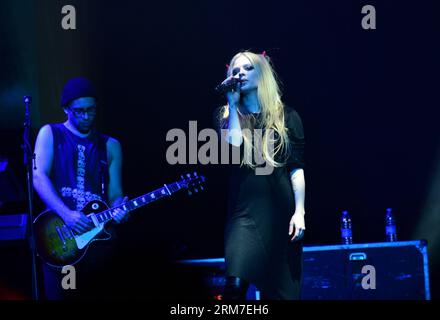 (140228) -- NANJING, Feb. 28, 2014 (Xinhua) -- la cantante canadese Avril Lavigne (R) si esibisce durante il suo concerto Avril Lavigne Live in China 2014 al Nanjing Olympic Sports Center Gymnasium di Nanjing, capitale della provincia di Jiangsu della Cina orientale, 28 Feb. 2014. (Xinhua/Wang Yuewu) (mt) CHINA-NANJING-CONCERT-AVRIL LAVIGNE(CN) PUBLICATIONxNOTxINxCHN Nanjing Feb 28 2014 XINHUA cantante canadese Avril Lavigne r si esibisce durante il suo Concerto Avril Lavigne Live in Cina 2014 AL Nanjing Olympic Sports Center Gymnasium di Nanjing capitale della Cina orientale nella provincia del Jiangsu Feb 28 2014 XINHUA Wang Mt Yuewu Foto Stock