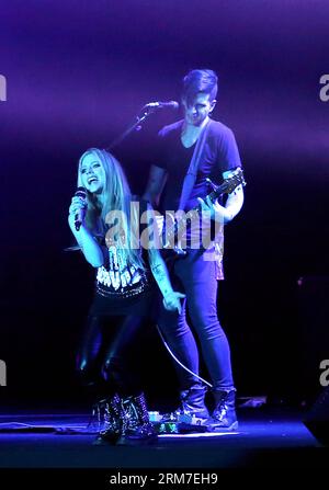 (140228) -- NANJING, Feb. 28, 2014 (Xinhua) -- la cantante canadese Avril Lavigne (L) si esibisce durante il suo concerto Avril Lavigne Live in China 2014 al Nanjing Olympic Sports Center Gymnasium di Nanjing, capitale della provincia di Jiangsu della Cina orientale, 28 Feb. 2014. (Xinhua/Yan Minhang) (mt) CHINA-NANJING-CONCERT-AVRIL LAVIGNE(CN) PUBLICATIONxNOTxINxCHN Nanjing Feb 28 2014 XINHUA cantante canadese Avril Lavigne l si esibisce durante il suo Concerto Avril Lavigne Live in Cina 2014 AL Nanjing Olympic Sports Center Gymnasium A Nanjing capitale della Cina orientale nella provincia del Jiangsu Feb 28 2014 XINHUA Yan Minhang China Foto Stock