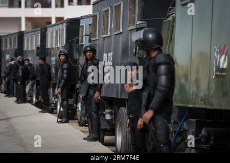 (140301) -- CAIRO, 1 marzo 2014 (Xinhua) -- la guardia della polizia antisommossa dietro filo spinato fuori dall'Accademia di polizia, dove un processo al presidente egiziano Mohamed Morsi espulso per le accuse di incitamento all'uccisione di manifestanti è previsto per l'apertura, al Cairo, capitale dell'Egitto, il 1° marzo 2014. (Xinhua/Pan Chaoyue) EGITTO-CAIRO-MORSI-PROCESSO PUBLICATIONxNOTxINxCHN Cairo 1 marzo 2014 la polizia antisommossa di XINHUA dietro Barbed Wire fuori dall'Accademia di polizia, dove un processo del presidente egiziano Mohamed Morsi ha spodestato per le accuse di incitamento all'uccisione dei manifestanti, È previsto per l'apertura a marzo nella capitale egiziana del Cairo Foto Stock