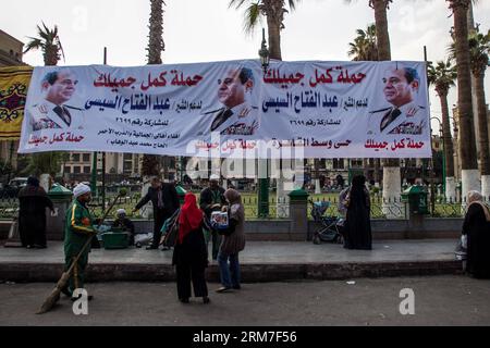 (140301) -- CAIRO, 1 marzo 2014 (Xinhua) -- gli egiziani passano davanti agli striscioni del campo marshall Abdel-Fattah al-Sisi nel quartiere Khan-al Khalili nel vecchio Cairo, Egitto, il 1 marzo 2014. Il capo del comitato di 50 membri Amr Moussa ha detto che il maresciallo Abdel-Fattah al-Sisi annuncerà la sua candidatura presidenziale in pochi giorni, secondo il quotidiano statale al-Ahram venerdì. (Xinhua/Amru Salahuddien) EGITTO-CAIRO-ELEZIONI PRESIDENZIALI-AL-SISI PUBLICATIONxNOTxINxCHN Cairo 1 marzo 2014 XINHUA Egyptian ans Passport by Banners of the Field Marshall Abdel Fattah al Sisi i Foto Stock