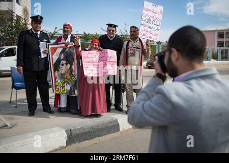 (140301) -- CAIRO, 1 marzo 2014 (Xinhua) -- un fotoreporter scatta foto di sostenitori del regime filo-militare egiziano e della polizia antisommossa fuori dall'Accademia di polizia, dove un processo al presidente egiziano Mohamed Morsi espulso per le accuse di incitamento all'uccisione di manifestanti è previsto per l'apertura, al Cairo, capitale dell'Egitto, il 1 marzo 2014. (Xinhua/Pan Chaoyue) EGITTO-CAIRO-MORSI-PROCESSO PUBLICATIONxNOTxINxCHN Cairo 1 marzo 2014 XINHUA un fotoreporter scatta foto ai sostenitori del regime egiziano pro-militare e alla polizia antisommossa fuori dall'Accademia di polizia, dove un processo del presidente egiziano Mohamed Morsi è stato spodestato Foto Stock