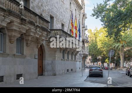 Palma di Maiorca, Spagna; 06 agosto 2023: Facciata principale dell'alta Corte di giustizia delle Isole Baleari. Palma de Mallorca, Spagna Foto Stock