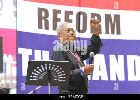 (140227) -- BANGKOK, 27 febbraio 2014 (Xinhua) -- Suthep Thaugsuban, leader della protesta anti-governativa thailandese, parla a una manifestazione a Bangkok, Thailandia, 27 febbraio 2014. Il leader della protesta anti-governativa thailandese Suthep Thaugsuban ha accettato giovedì di tenere colloqui con il primo ministro Yingluck Shinawatra, a condizione che i colloqui siano uno contro uno e trasmessi in diretta TV. (Xinhua/Rachen Sageamsak)(zjl) THAILANDIA-BANGKOK-RALLY-TALK PUBLICATIONxNOTxINxCHN Bangkok febbraio 27 2014 il leader della protesta anti-governativa di XINHUA Thai Suthep Thaugsuban parla AD un raduno a Bangkok, paese thailandese 2 febbraio Foto Stock