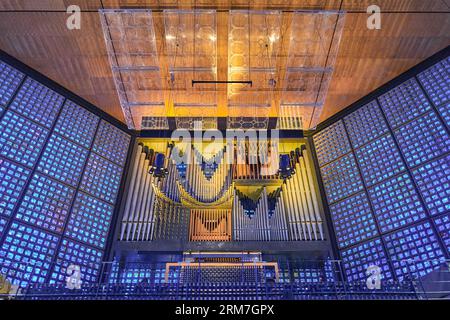 Berlino, Germania - Juky 30, 2019: L'organo moderno di Karl Shuke nella chiesa memoriale del Kaiser Wilhelm Foto Stock